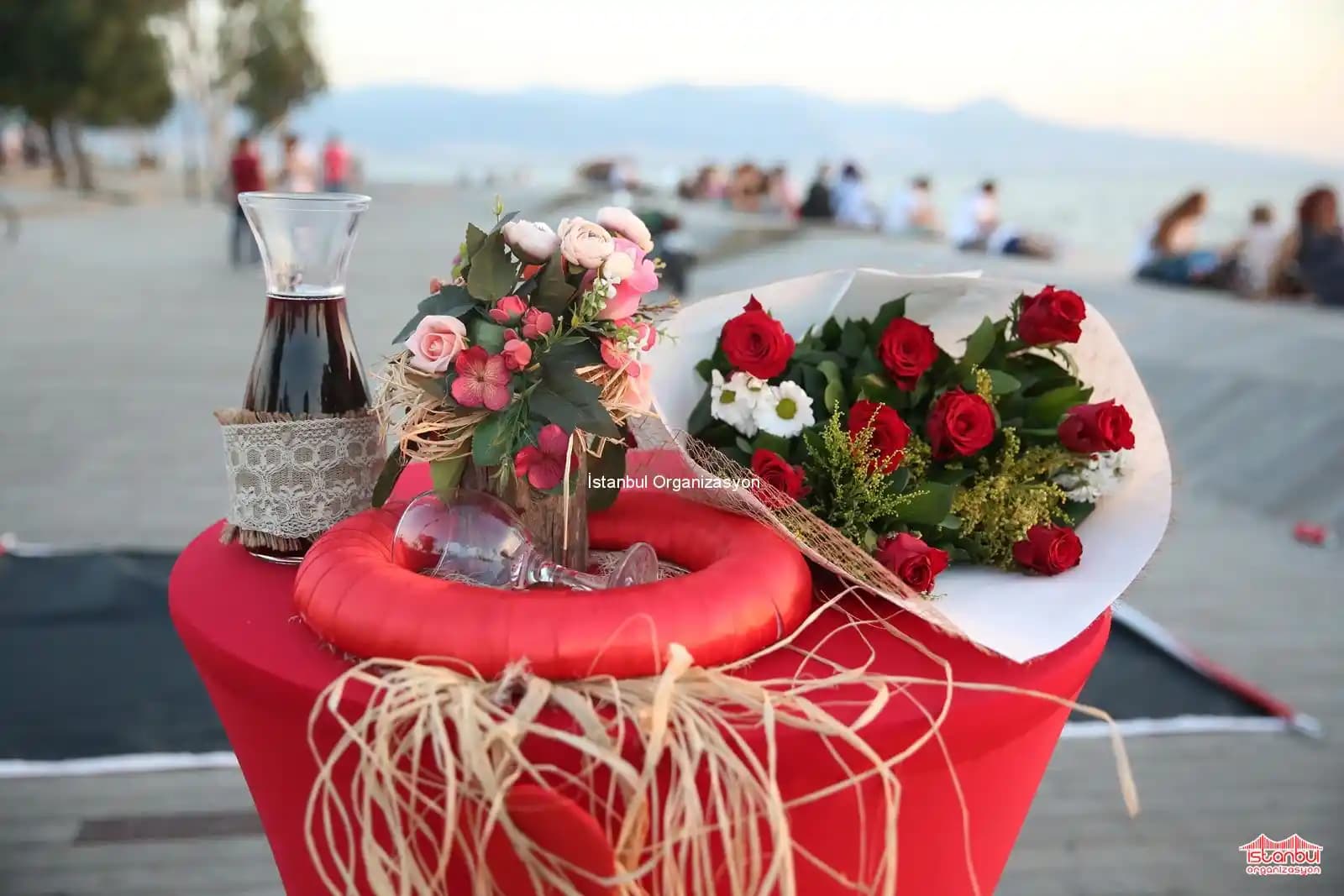 Evlilik Teklifi Masası Dekorasyonuyla Unutulmaz Anlar Yaratmanın Yolları