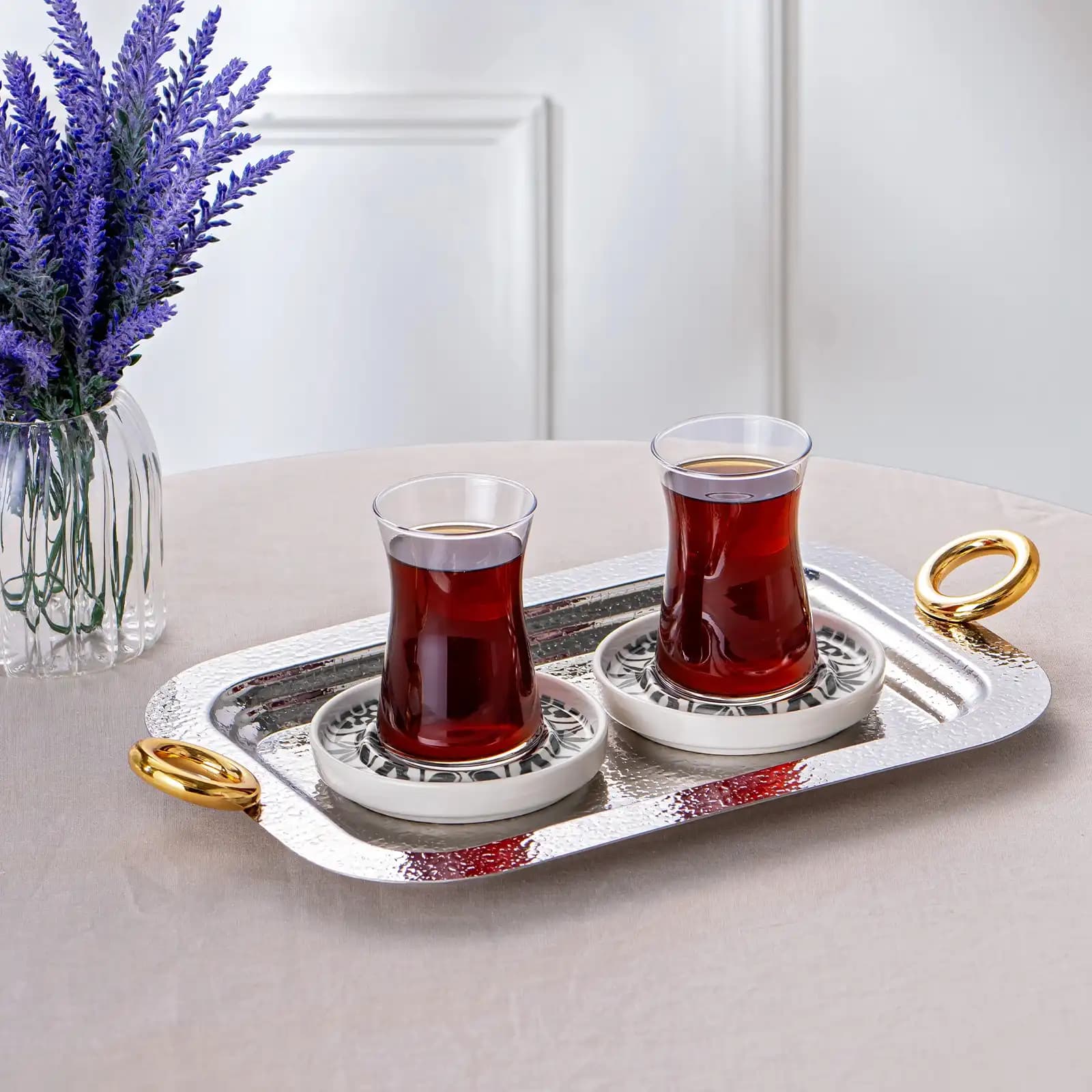 Gold Çay Tepsisi Dekorasyonda Zarafet ve Şıklığın Modern Kullanımı