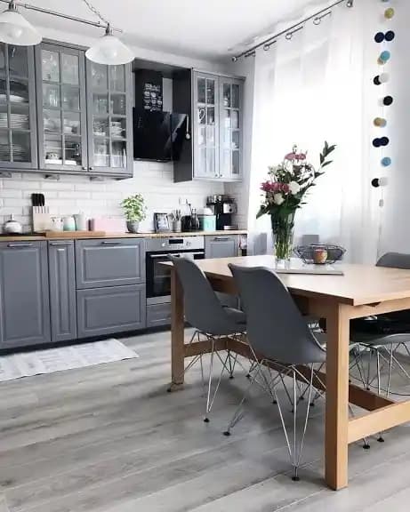 2025'te Gri Ahşap Mutfaklarla Evinizin Sıcaklığını ve Modernliğini Yakalayın