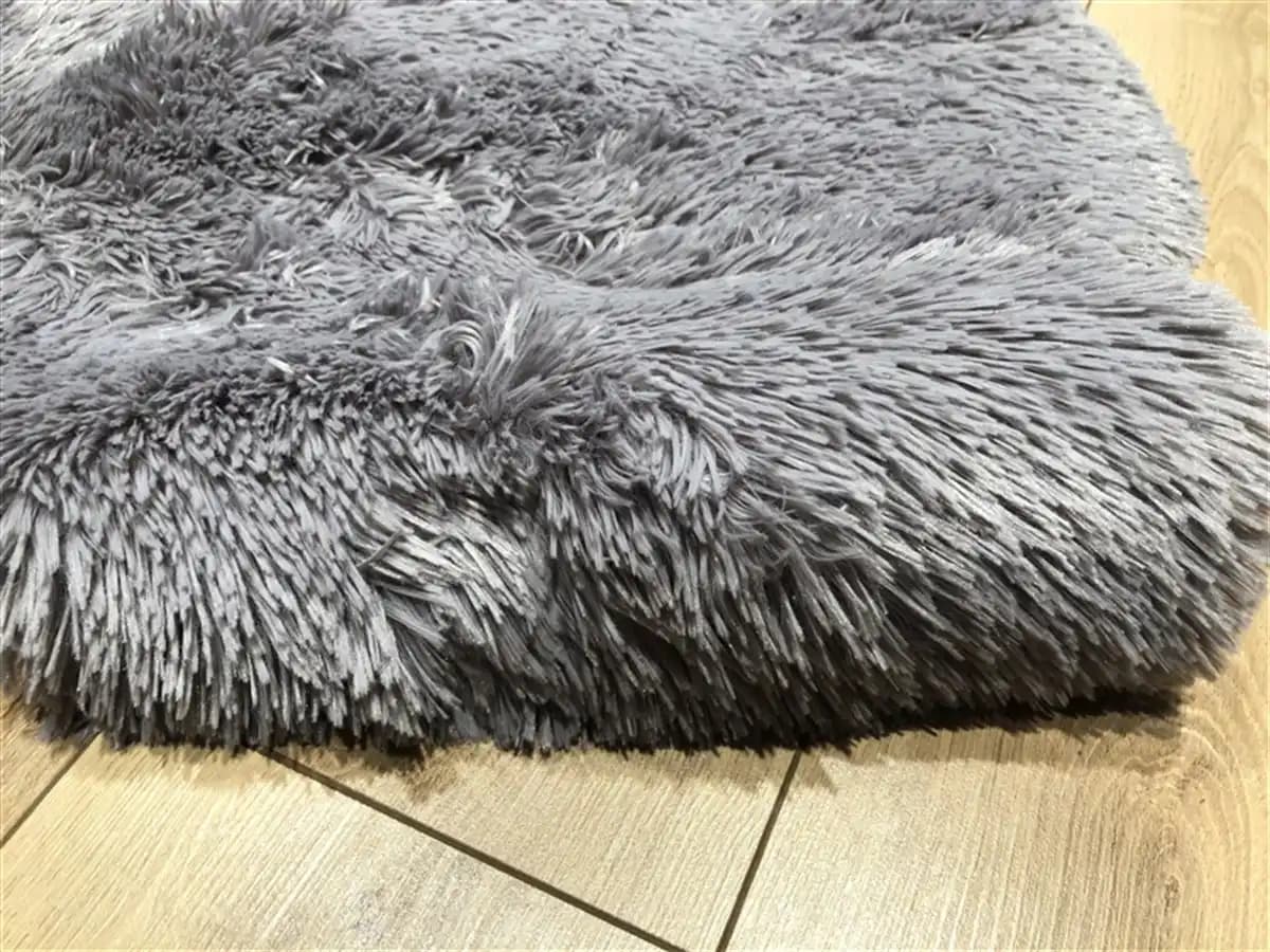 Gri Peluş Halı ile Modern ve Şık Dekorasyon Fikirleri ve Konfor Sağlama Yöntemleri