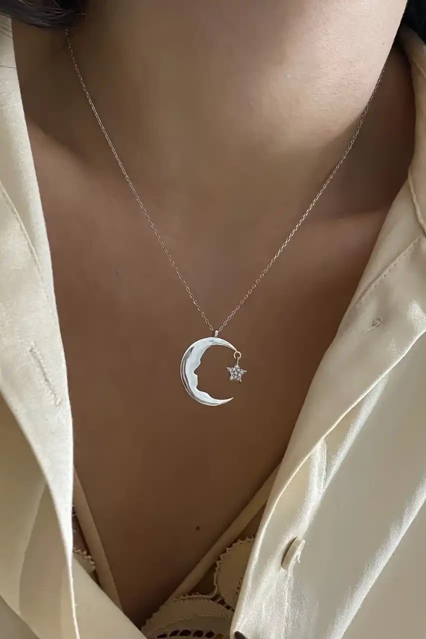 Gümiş Ayyılz Kolye: Dekorasyonda Anlam ve Şıklığın Buluşma Noktası