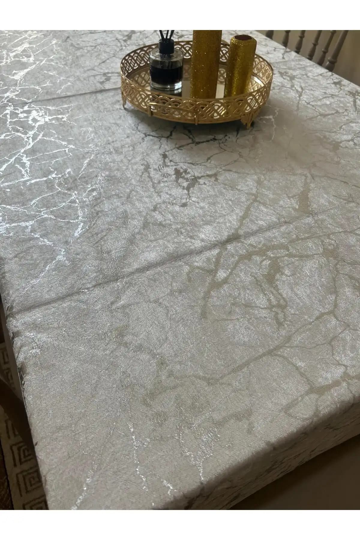 Gümüş Masa Örtüsü ile Dekorasyonda Zarafet ve Şıklık Yaratmanın Yolları