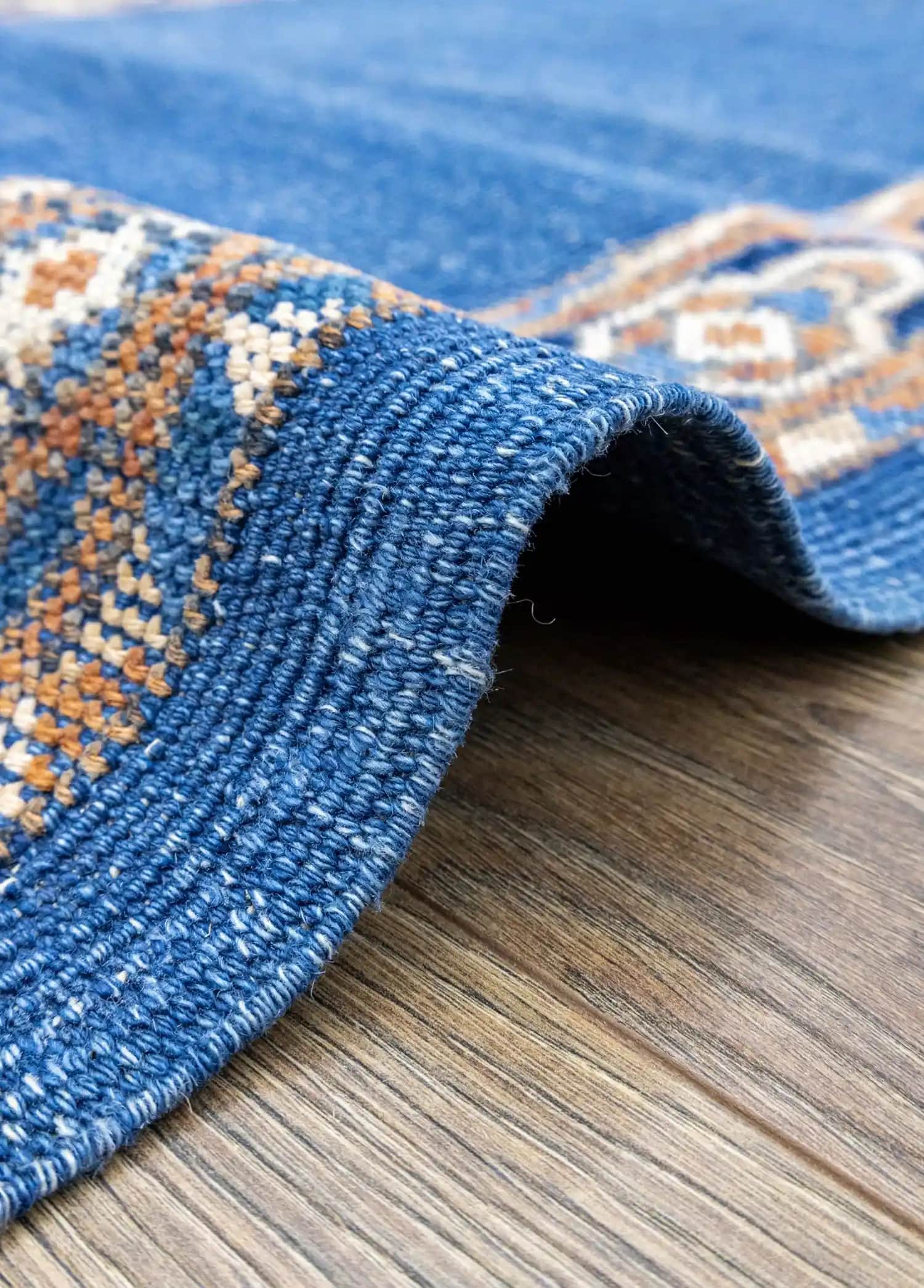 Halı Üzerine Kilim Kullanımıyla Dekorasyonda Şıklık ve Fonksiyonellik Artırma