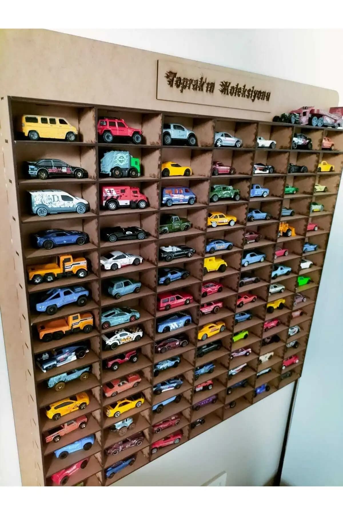 Hot Wheels oyuncak araba duvar raflarıyla dinamik ve eğlenceli dekorasyon çözümleri