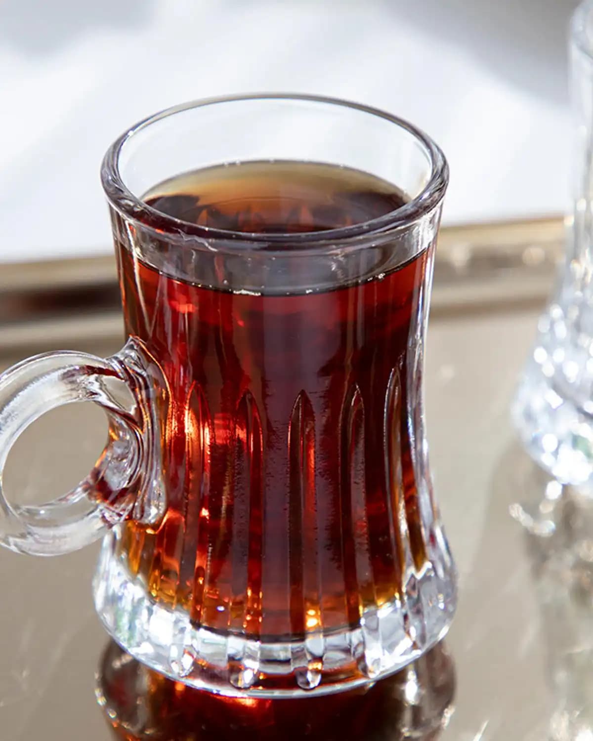 İngiliz Ev Dekorasyonunda Kulplu Bardakların Estetik ve Fonksiyonel Rolü