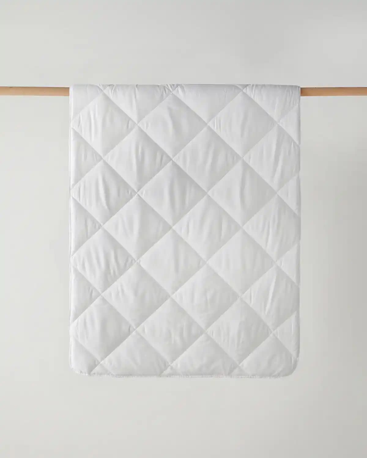 İngiliz Evi polar yorgan ile şık ve konforlu yatak odası dekorasyonu nasıl yapılır