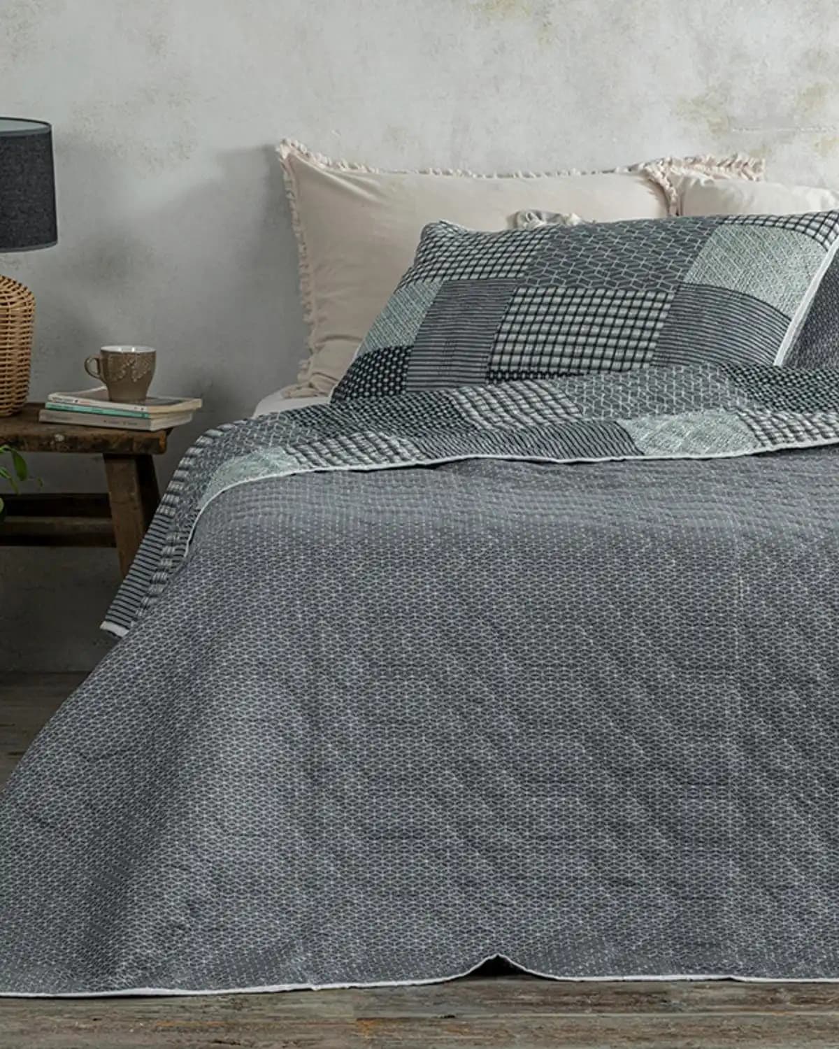 İngiliz Tarzı Evlerde Patchwork Yatak Örtüsü ile Dekorasyonda Şıklık ve Konforun Buluşması