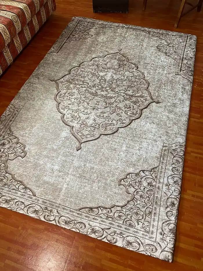 İpek Kadife Halı Örtüsü ile Dekorasyonunuza Şıklık ve Koruma Katın