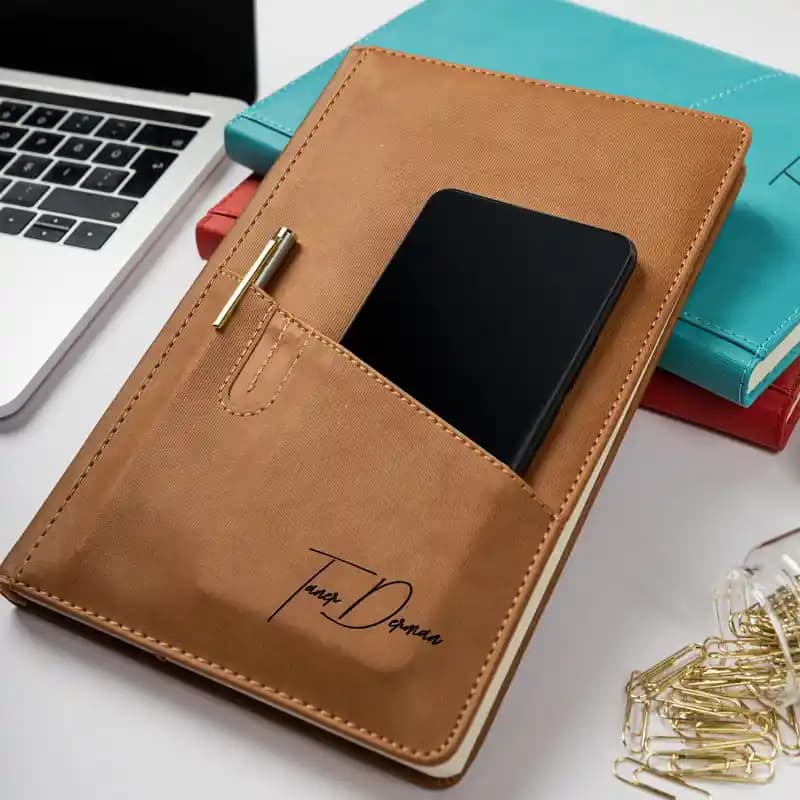 İsimli Ajanda ile Dekorasyonunuzu Kişiselleştirin ve Şıklık ile İşlevselliği Bir Arada Yakalayın