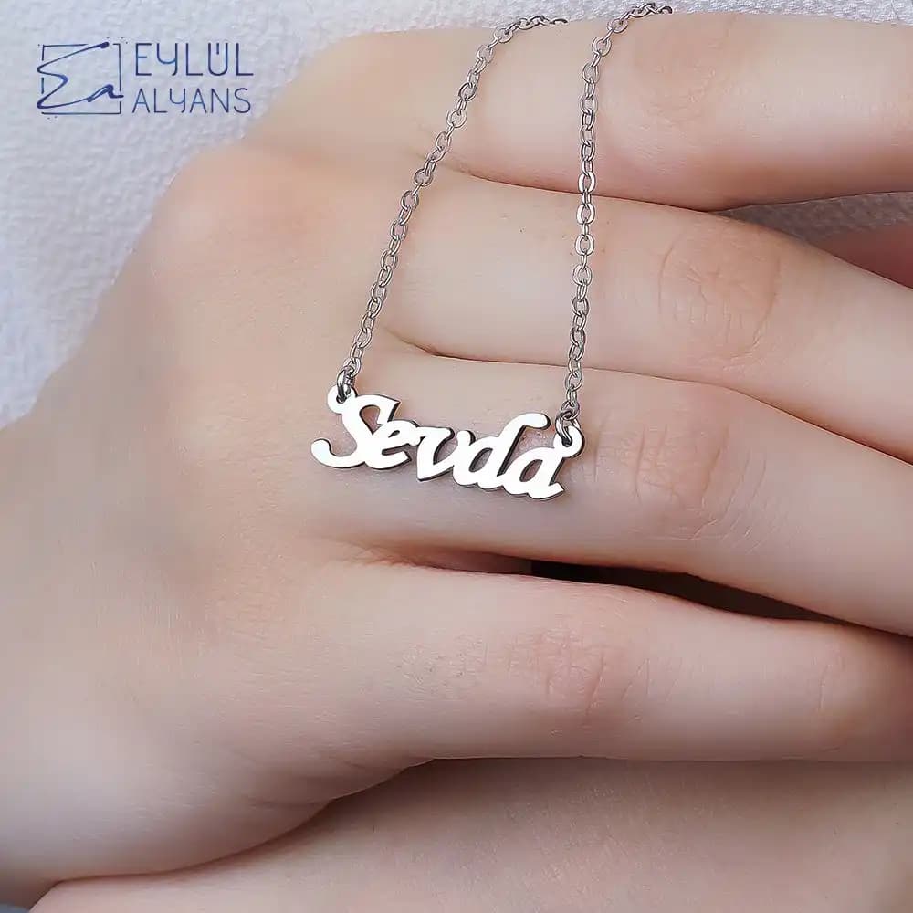 İsimli Gümüş Kolye ile Kişisel Tarzınızı ve Dekorasyonunuzu Zenginleştirin