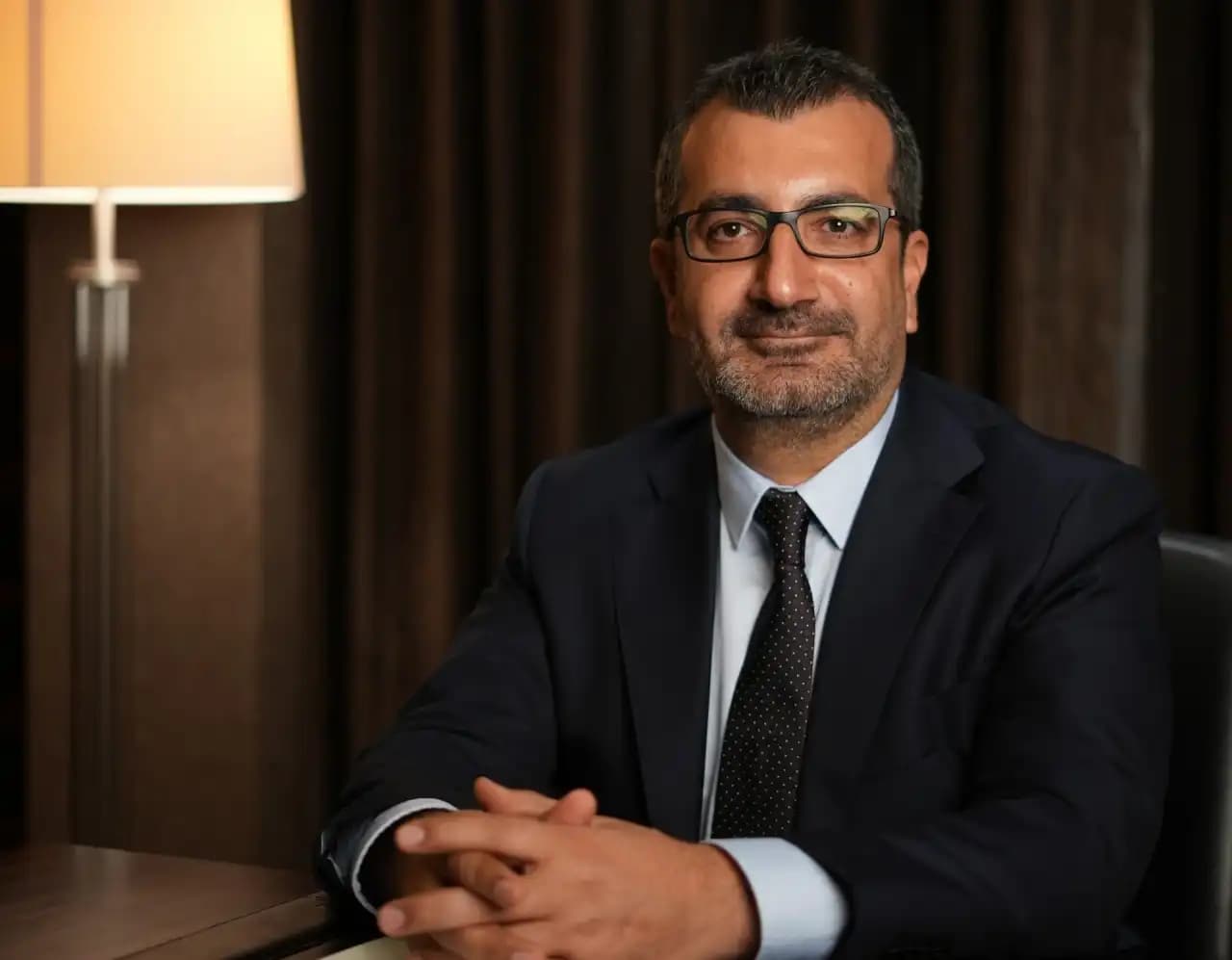 İşlevsel ve Estetik İçin Uzun ve Geniş Masalar Dekorasyonunda Kullanım İpuçları