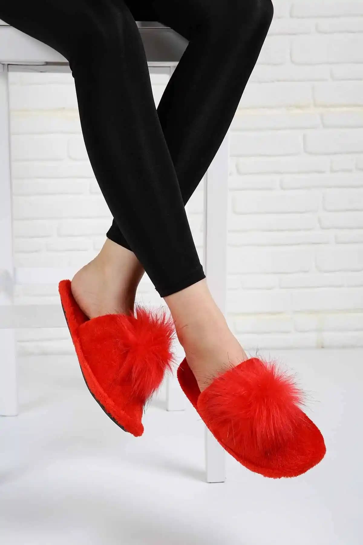 Kadın Ev Terlikleri ile Ev Dekorasyonunda Şıklık ve Konforun Buluşması