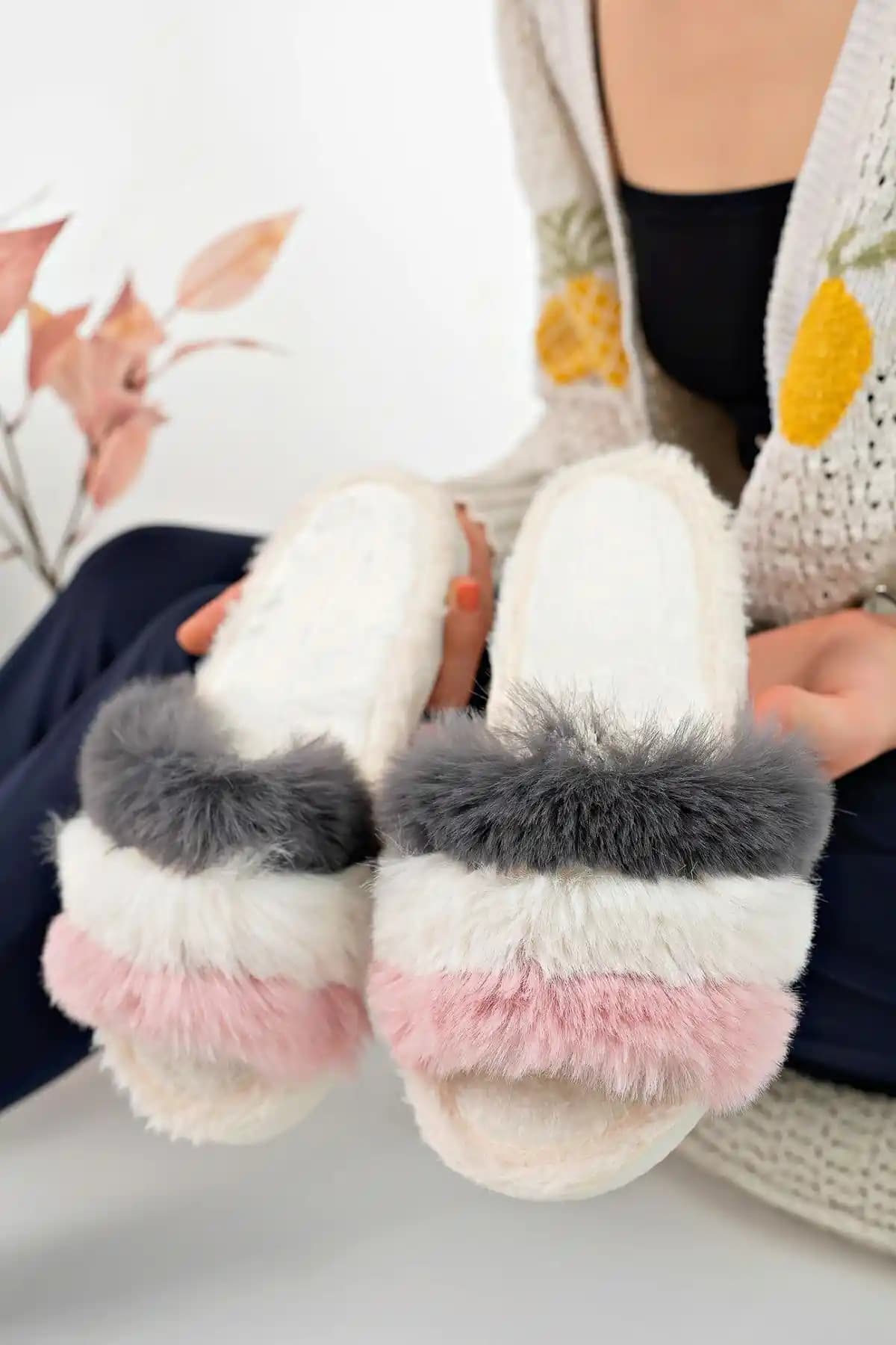 Kadın Peluş Ev Terliği ile Dekorasyonda Sıcaklık ve Konforun En Güzel Buluşması