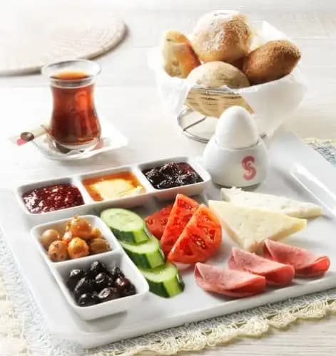 Kahvaltı Servis Tabaklarıyla Şık ve Fonksiyonel Masa Dekorasyonu İpuçları