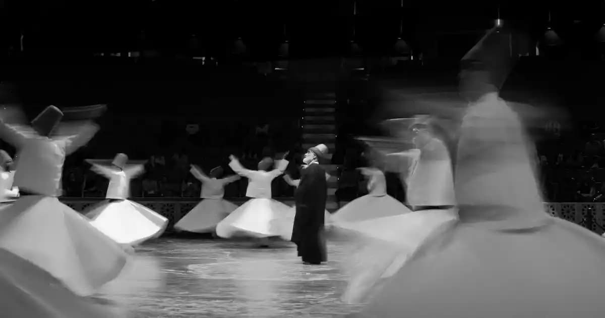 Kahve Yanı Çikolata Tabağıyla Dekorasyonda Zarafet ve Sıcaklık Yaratma Rehberi