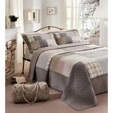 Karaca Patchwork Yatak Örtüsü ile Dekorasyonda Şıklık ve Konforun Buluşması