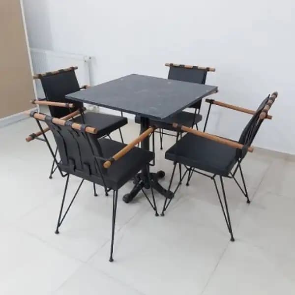 Kare Masa ve Sandalye Takımlarıyla Modern ve Fonksiyonel Dekorasyon Çözümleri