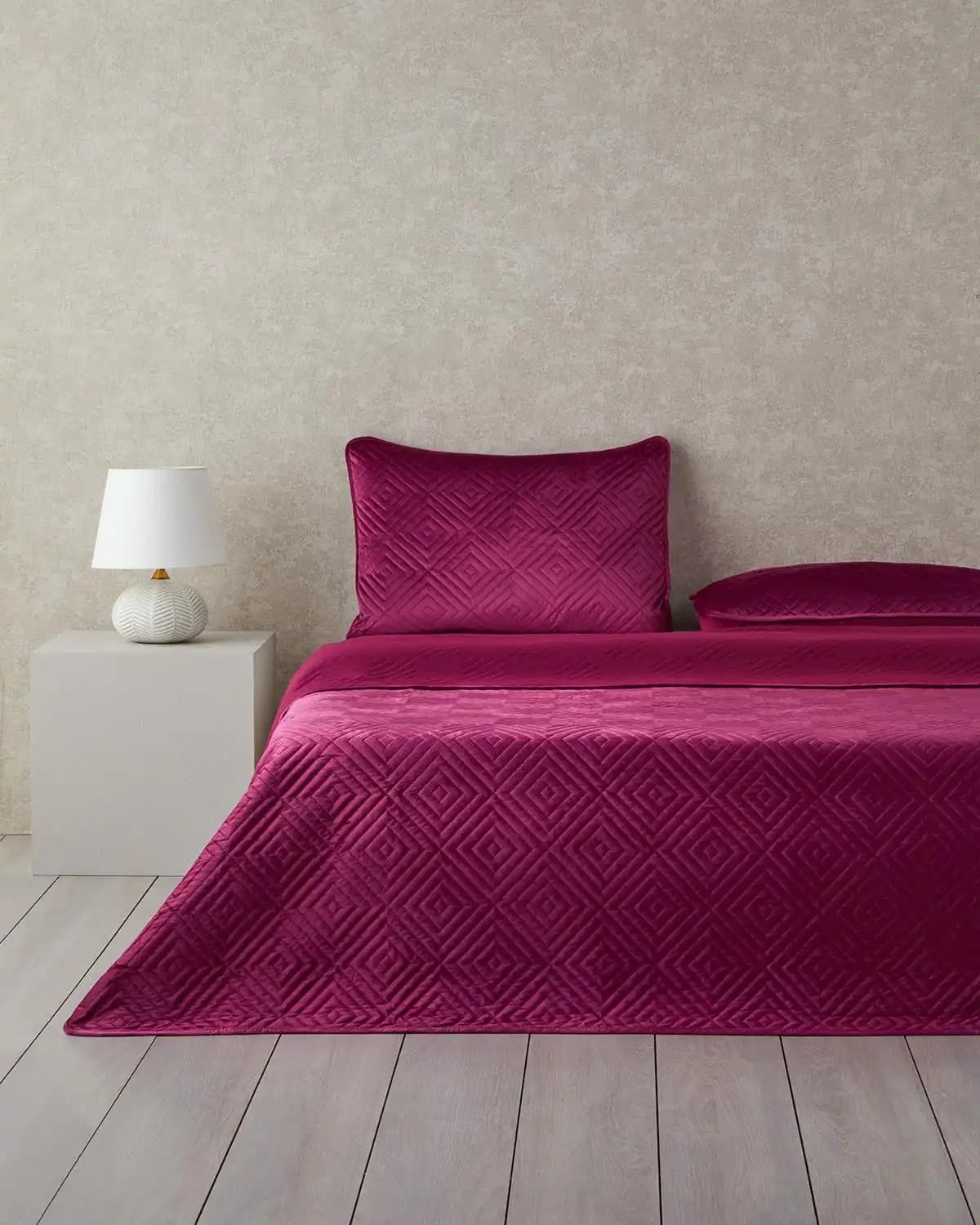 King Size Yatak Örtüsü Seçimi ve Dekorasyonda Kullanım İpuçları