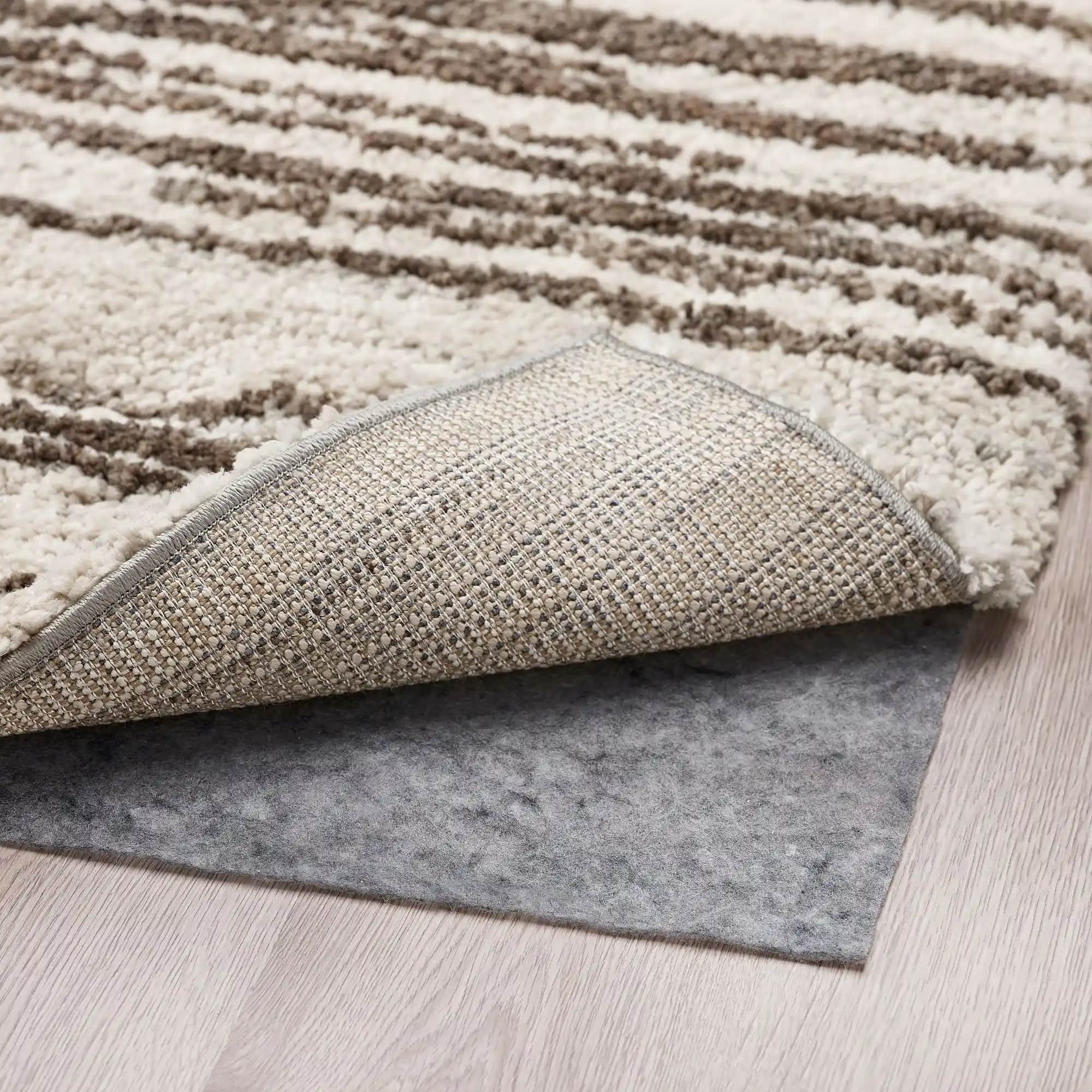 Kırık Beyaz Halılarla Modern ve Vintage Dekorasyon Fikirleri ve Bakım İpuçları