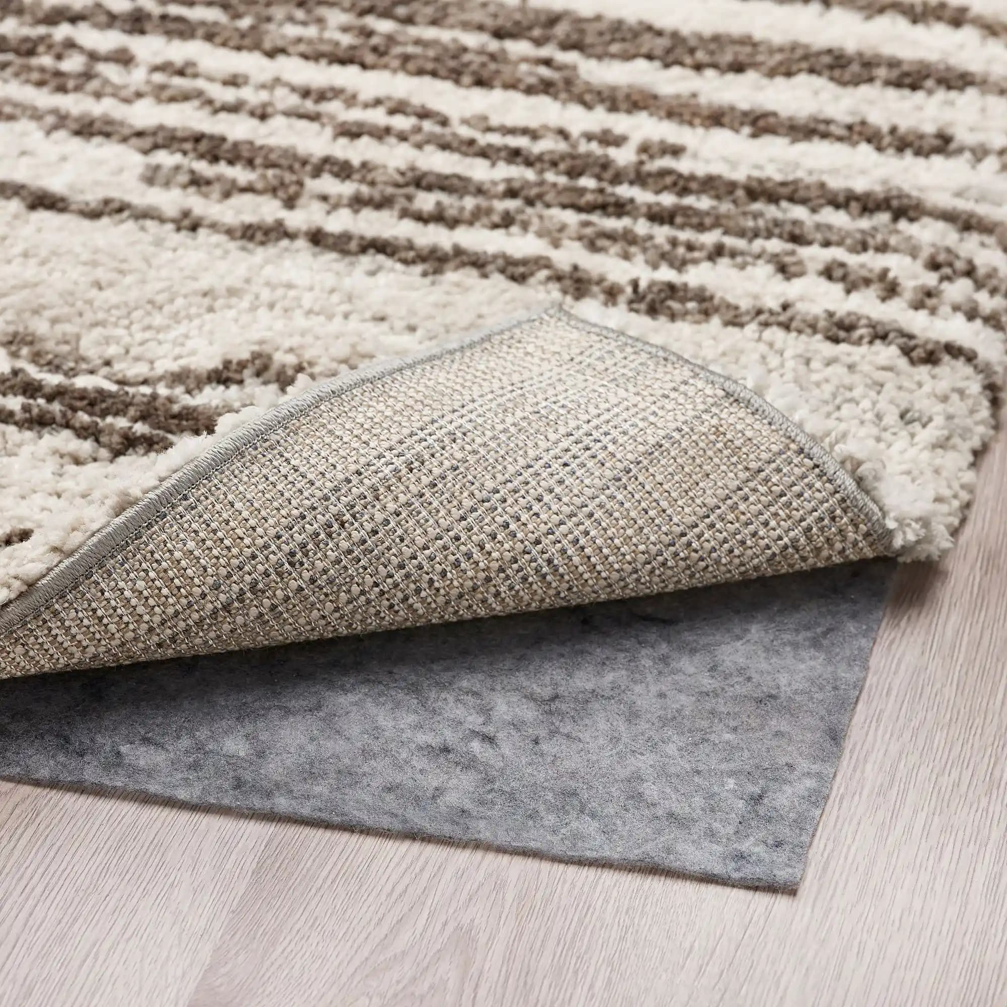 Kırık Beyaz Halılarla Modern ve Vintage Dekorasyon Fikirleri ve Bakım İpuçları