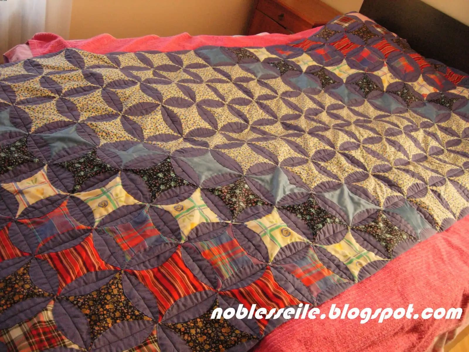 Kırk Yama El Yapımı Patchwork Yatak Örtüsü ile Dekorasyonda Sıcaklık ve Zarafet