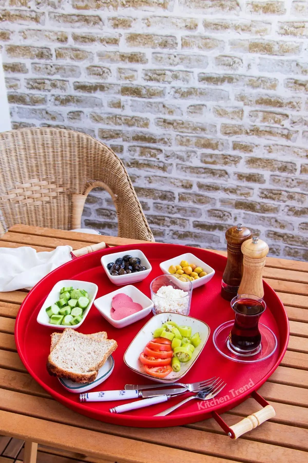 Kırmızı Tepsi ile Dekorasyonda Enerji ve Şıklık Yaratma Rehberi