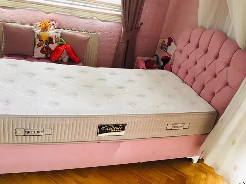 Kız Çocuk Odaları İçin Yatak Başlığı Seçimi ve Dekorasyon İpuçları