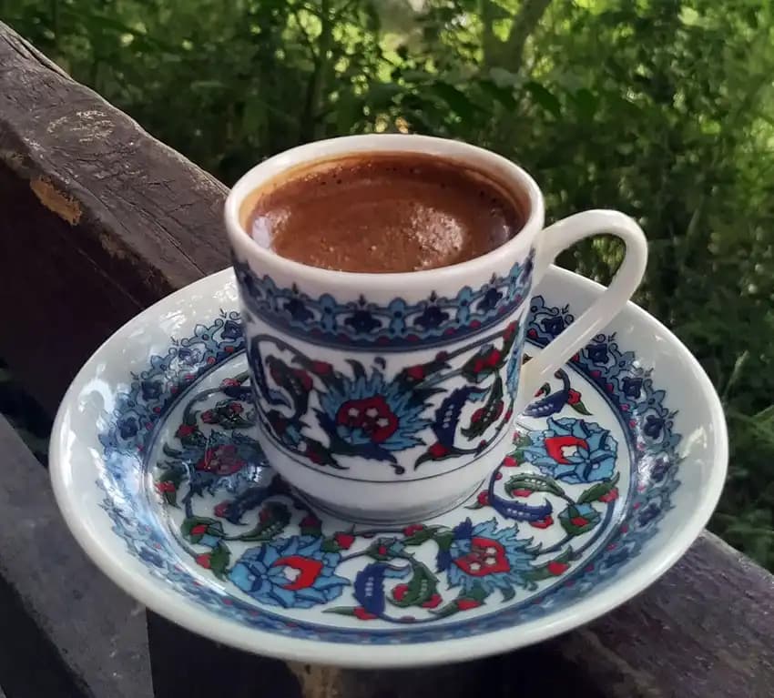 Klasik Türk Kahvesi Fincanlarıyla Evinize Osmanlı Esintisi Katın ve Dekorasyonunuza Zarafet Ekleyin