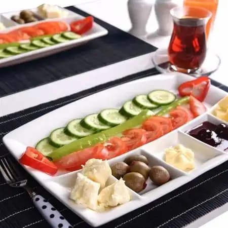 Küçük Kahvaltı Tabaklarıyla Dekorasyonda Şıklık ve İşlevsellik Rehberi
