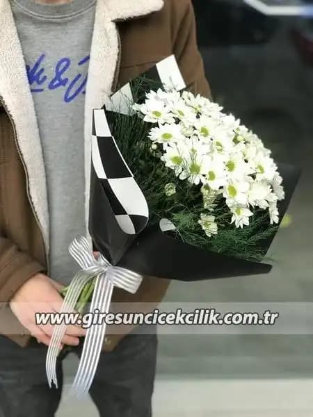 Küçük Papatya Buketleriyle Dekorasyonda Doğal ve Zarif Dokunuşlar