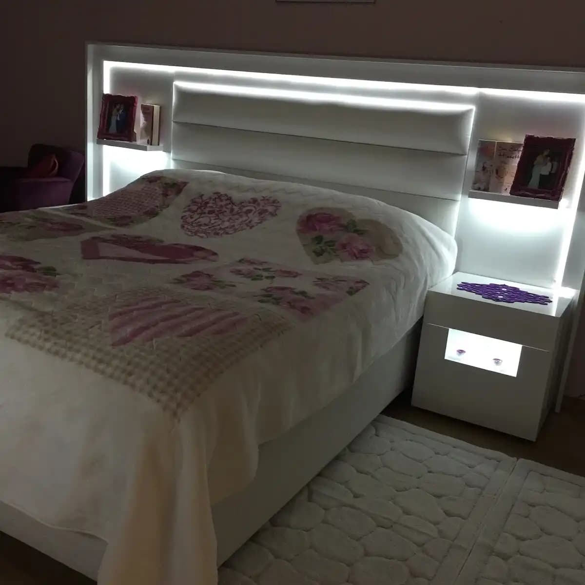 LEDli yatak başlığı ile modern ve fonksiyonel yatak odası dekorasyonu seçenekleri