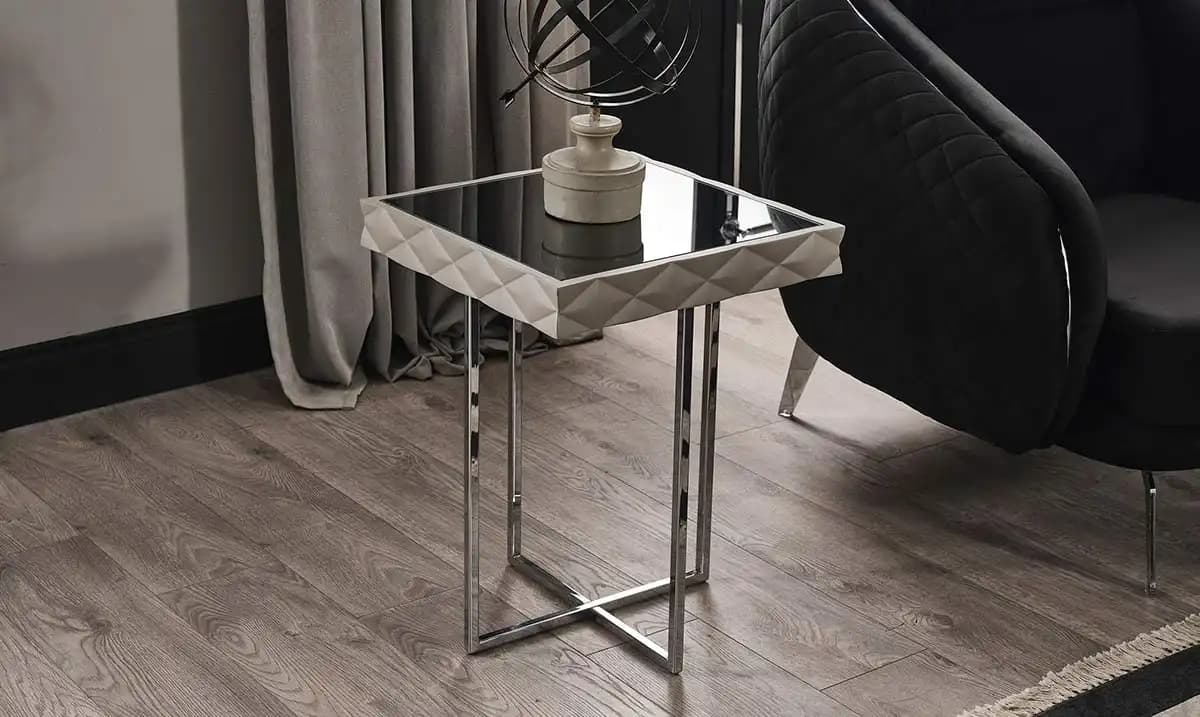 Metal Ayaklı Yan Sehpa Dekorasyonda Şıklık ve Fonksiyonellik Bir Arada
