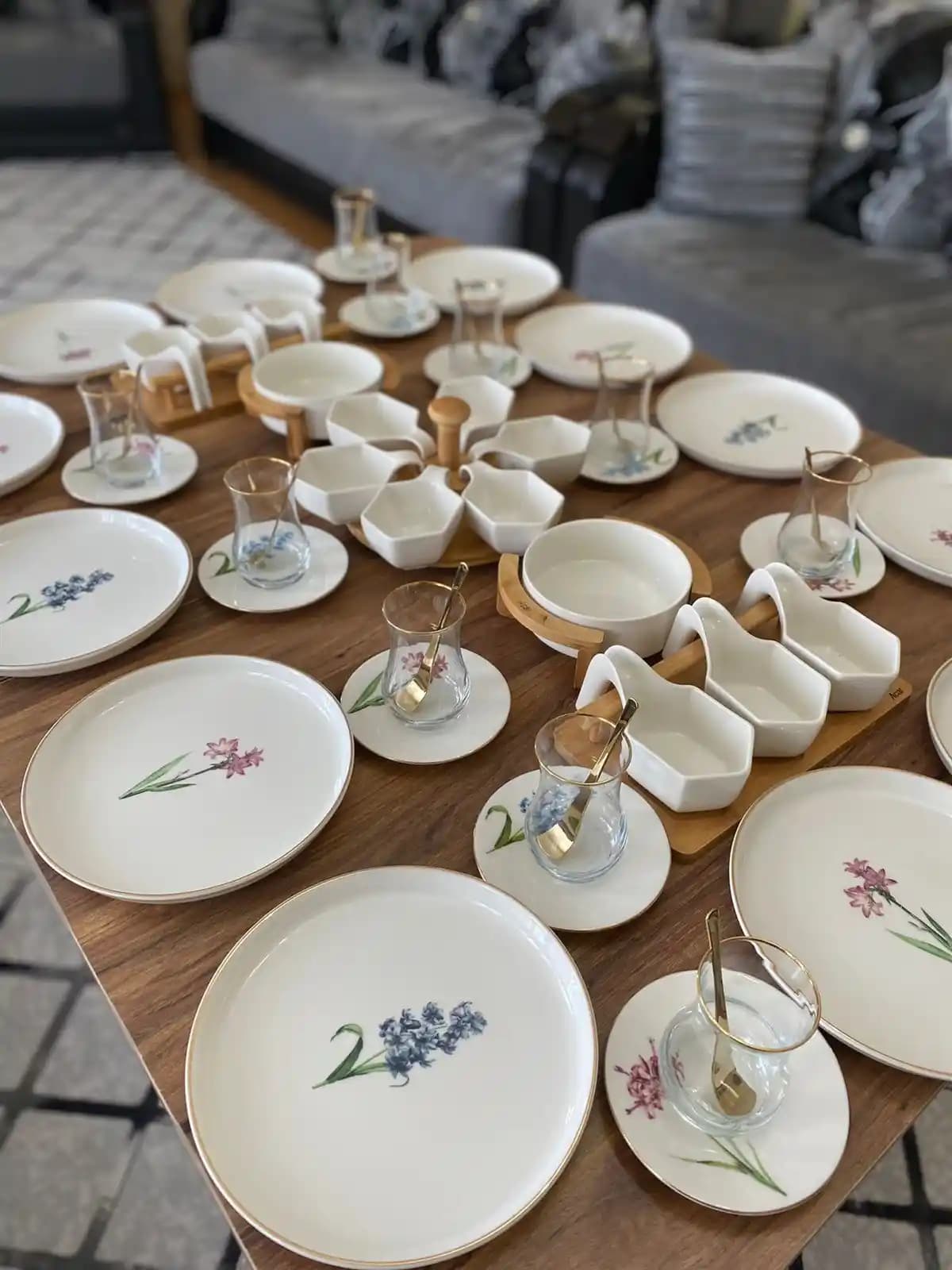 12 Kişilik Porselen Kahvaltı Takımı Dekorasyon ve Dayanıklılık Özellikleri