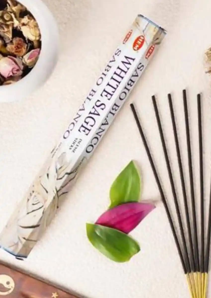 Beyaz Adaçayı Tütsüsü ile Doğal ve Sıcak Dekorasyon Fikirleri ve Enerji Dengeleme