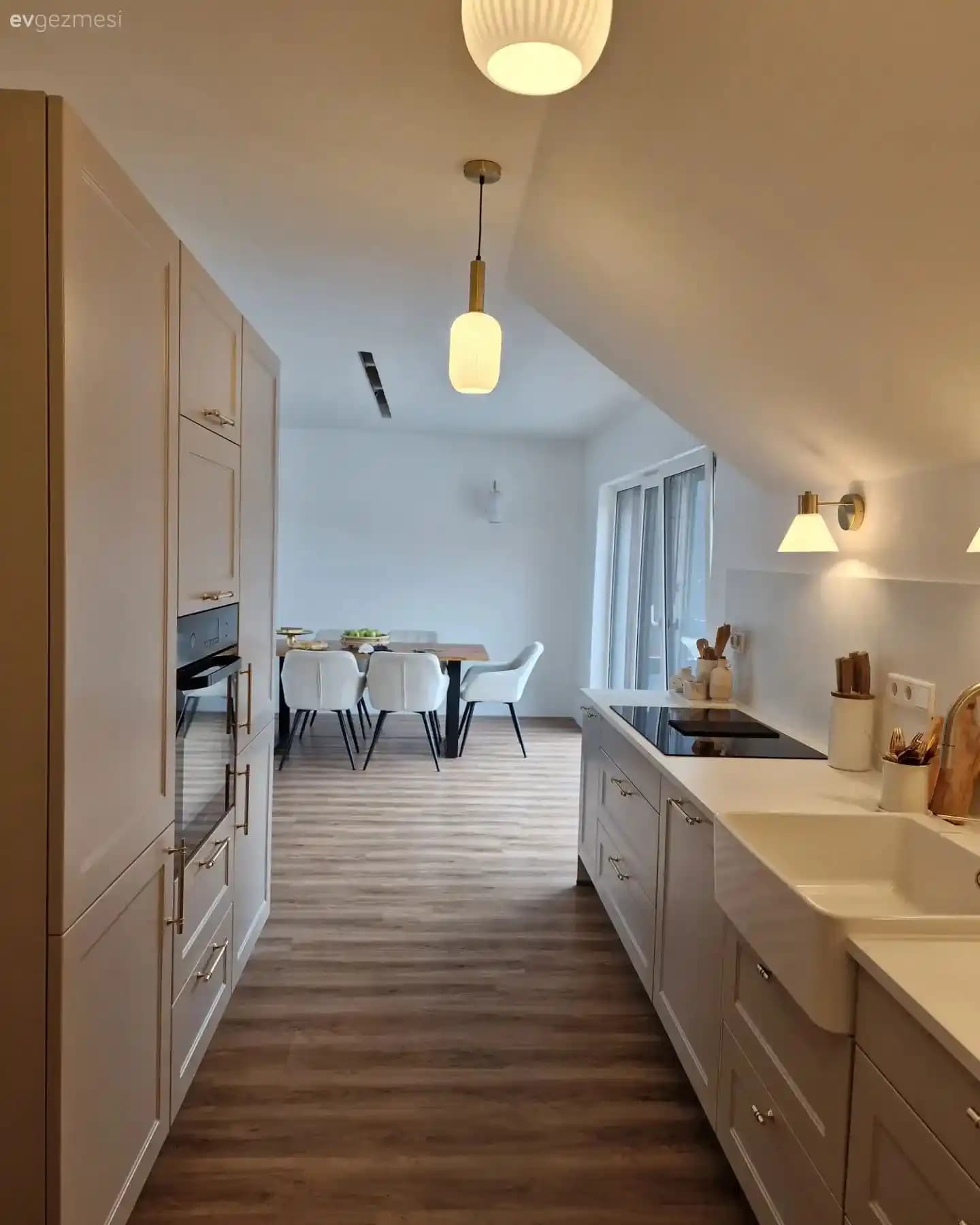 Çatı Katı Avize Modelleriyle Mekanın Şıklığını ve Fonksiyonelliğini Artırın