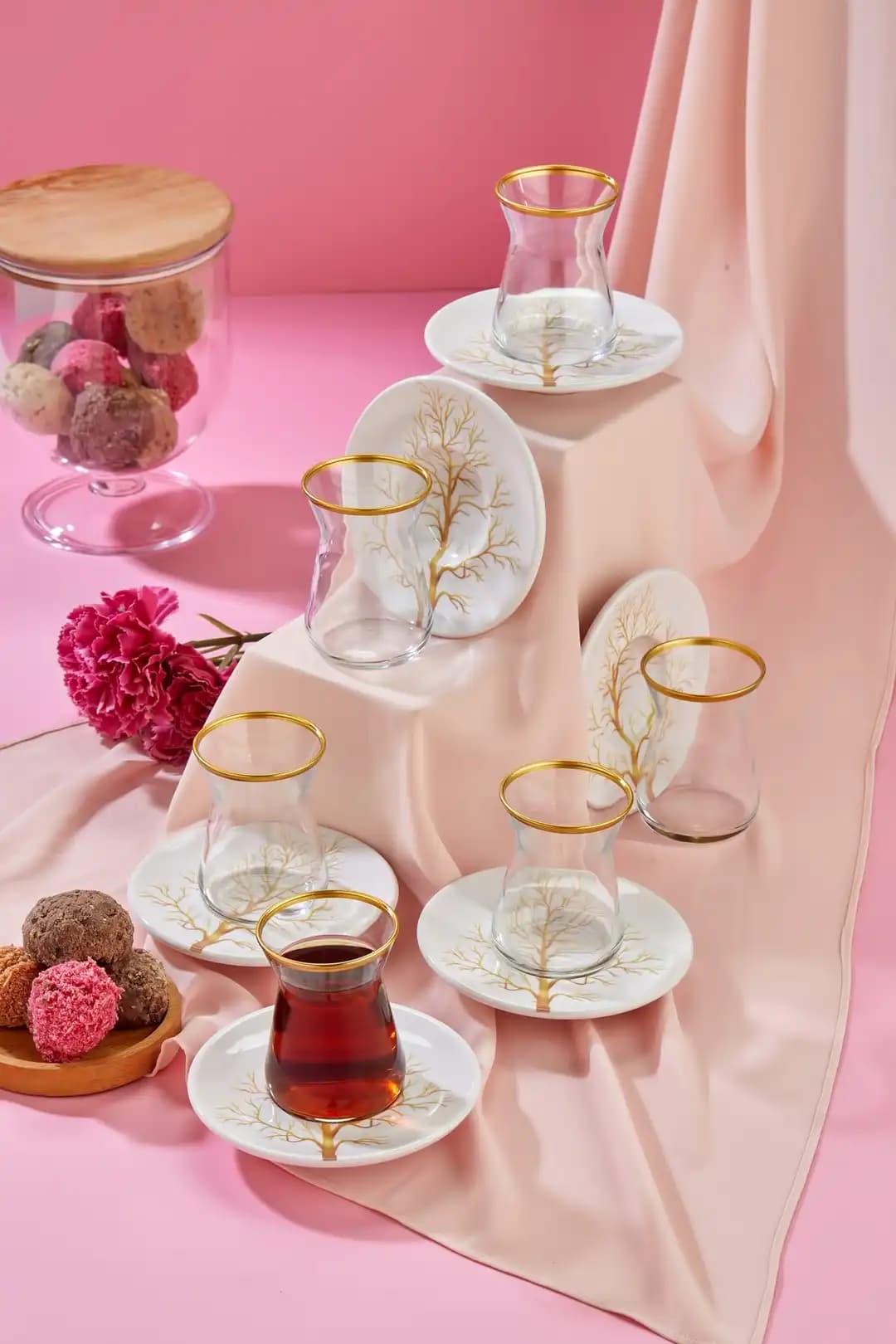 Çay Bardağı ve Fincan Takımı Dekorasyonunda Estetik ve Şıklık Yaratma Rehberi
