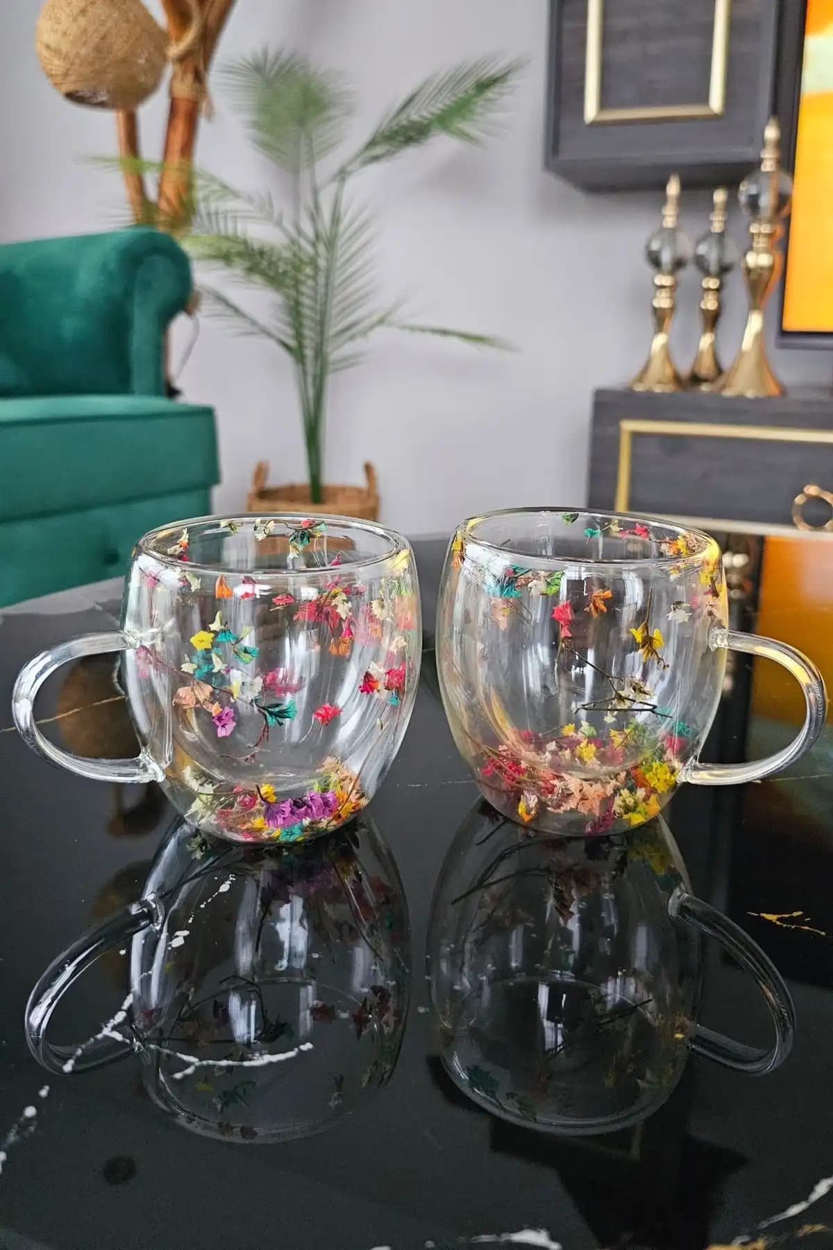 Çiçek Motifleriyle Süslenmiş Çay Bardağı Dekorasyonunda Zarafetin Simgesi