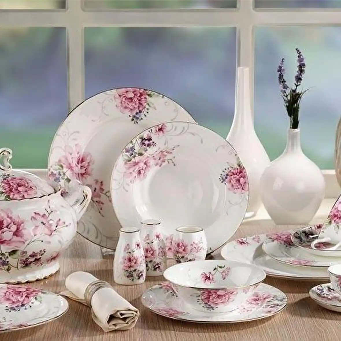 Çiçekli Porselen Yemek Takımlarıyla Sofranızı Zarif ve Şık Hale Getirin