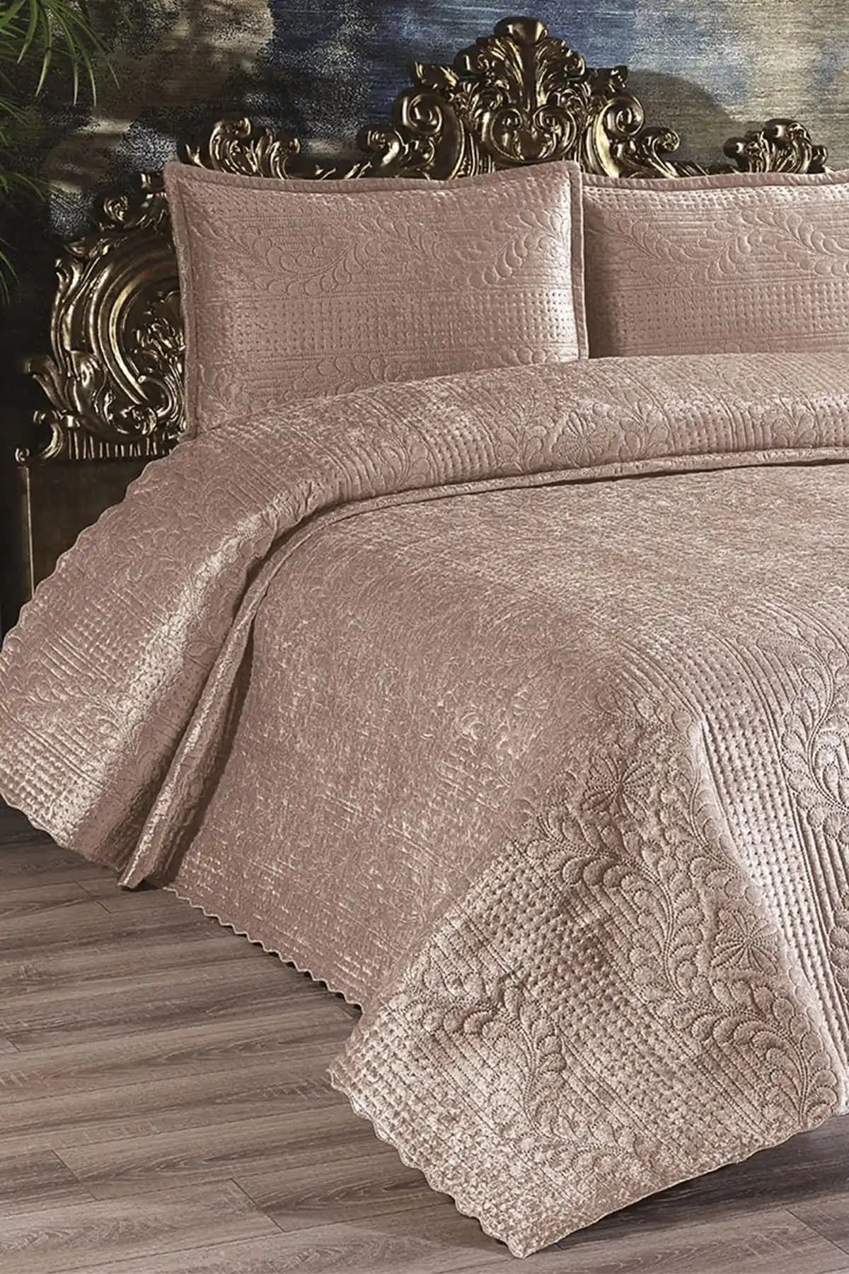 Çift Kişilik Kadife Yatak Örtüsü ile Yatak Odanızda Şıklık ve Konfor Bir Arada