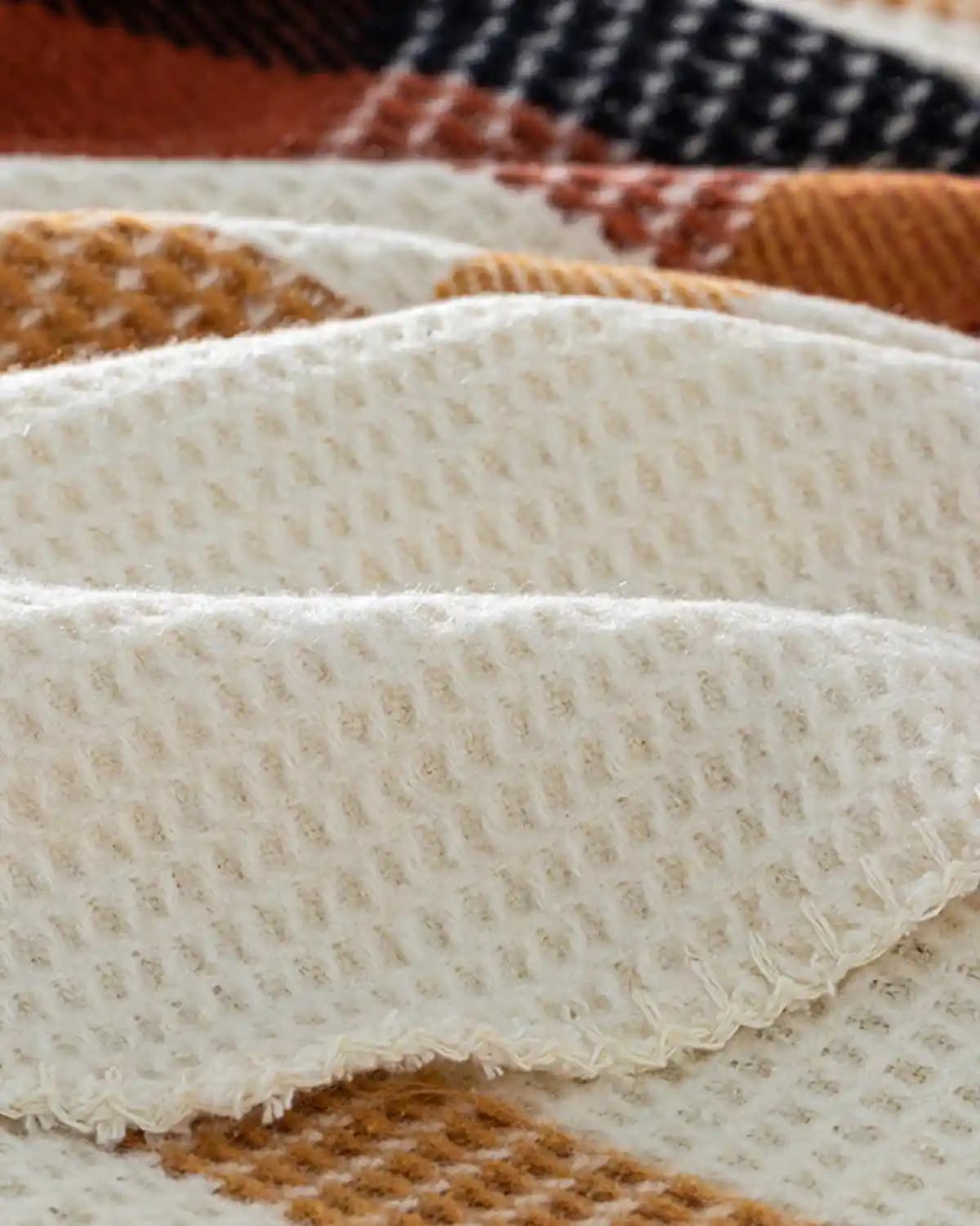 Dekorasyonda Konfor ve Şıklığın Buluştuğu Waffle Battaniye Detayları