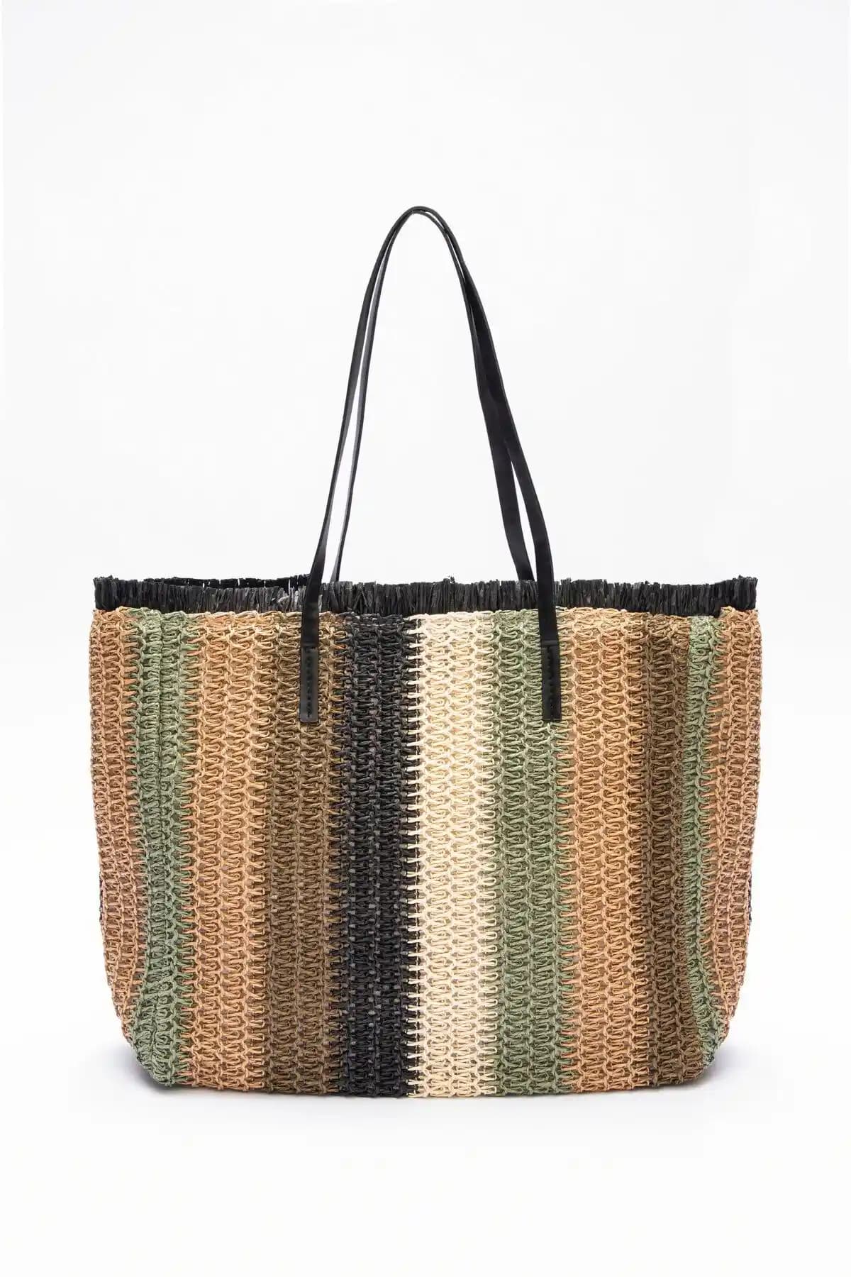 Hasır Plaj Çantasıyla Yaz Dekorasyonunda Doğal ve Şık Dokunuşlar