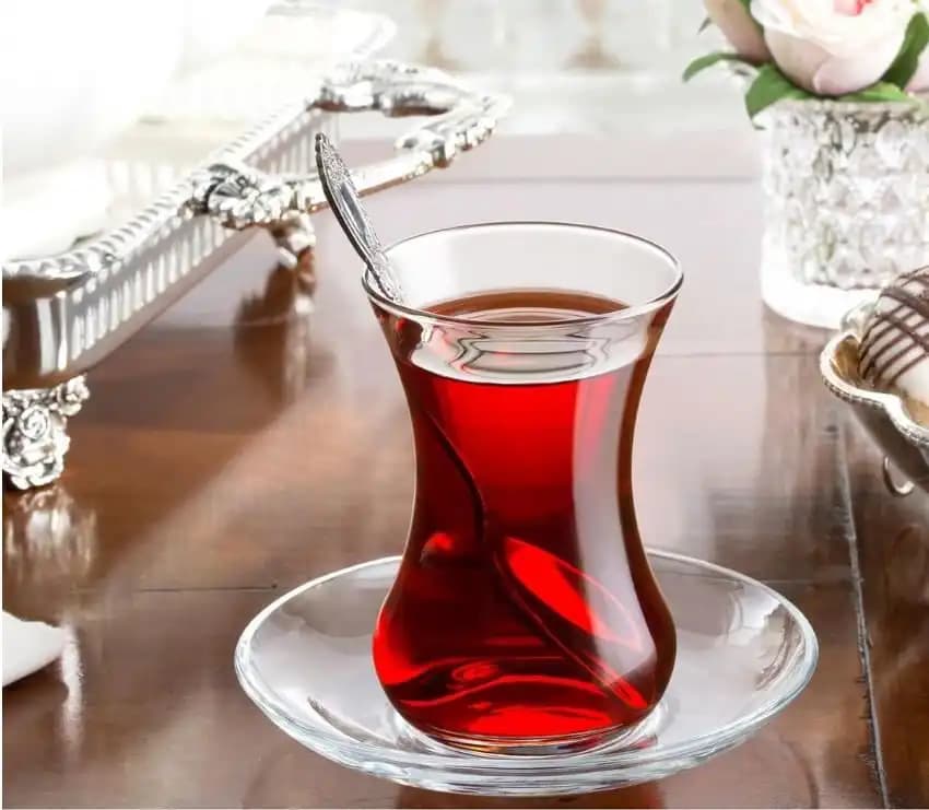 Kahvehane Dekorasyonunda Çay Bardağı Kullanımı ve Estetik Yaklaşımlar