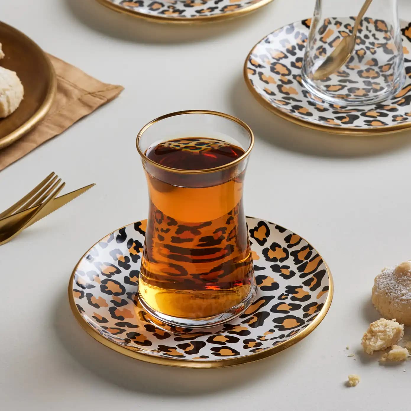 Leopar Desenli Çay Setleriyle Dekorasyonda Zarafet ve Şıklık Yaratın