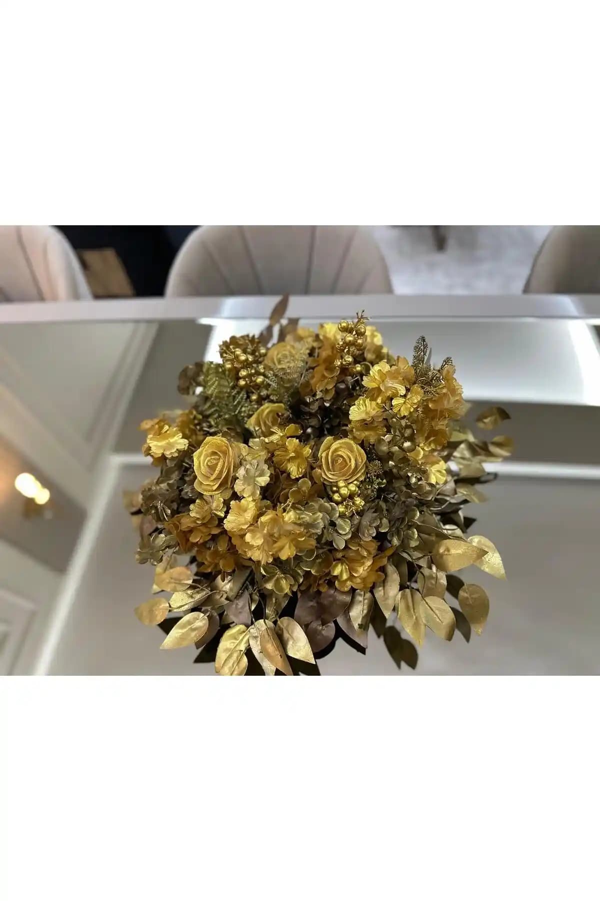 Masa Üzerinde Yapay Çiçeklerle Dekorasyonun Avantajları ve Seçim Rehberi