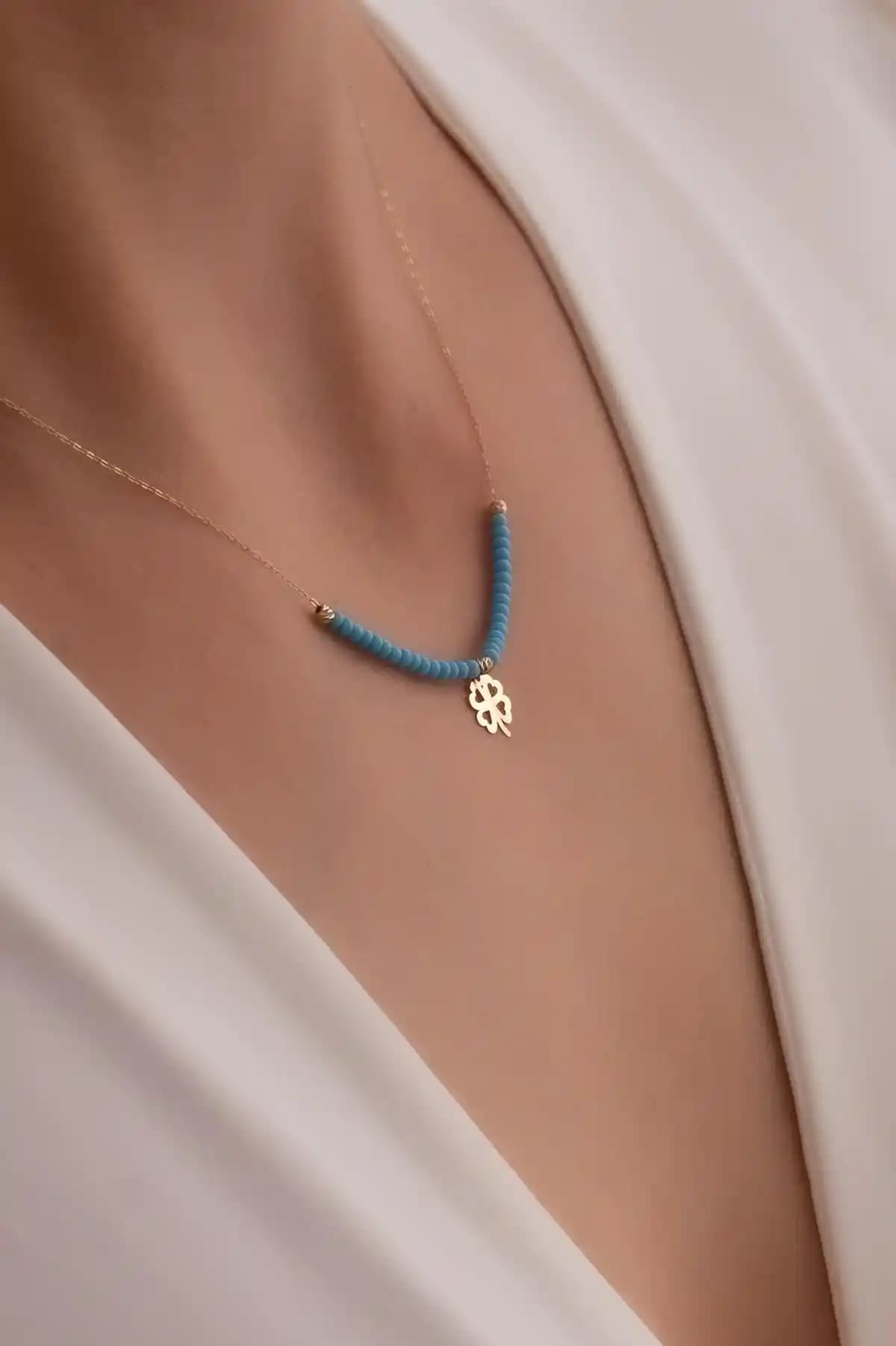 Mavi Boncuklu Kolye Dekorasyonda Renk ve Anlamın Güçlü Buluşması