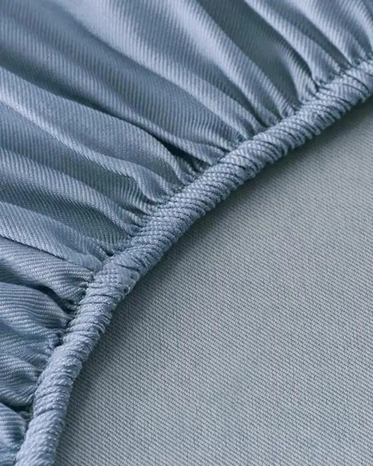 Mavi Lastikli Çarşaflar ile Yatak Odası Dekorasyonunda Şıklık ve Konfor