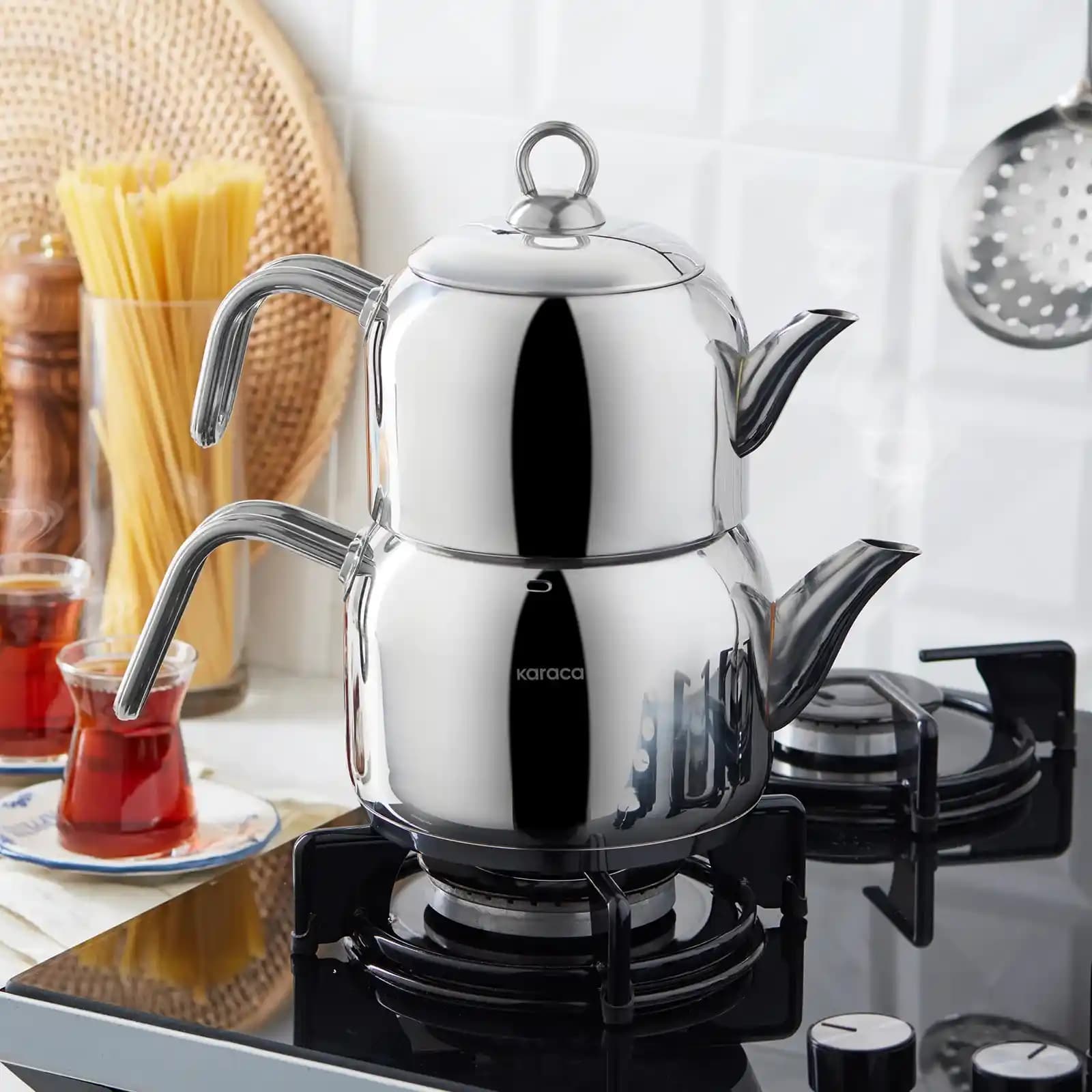 Metal Çaydanlıklar Dekorasyonda Şıklık ve Çok Yönlülük Sunar