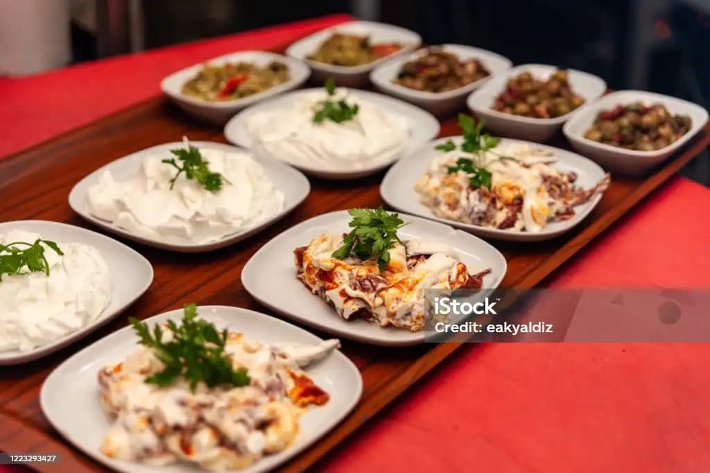 Meze Masası Dekorasyonu İpuçları ve Trendler: Şık ve İşlevsel Sunumlar için Rehber