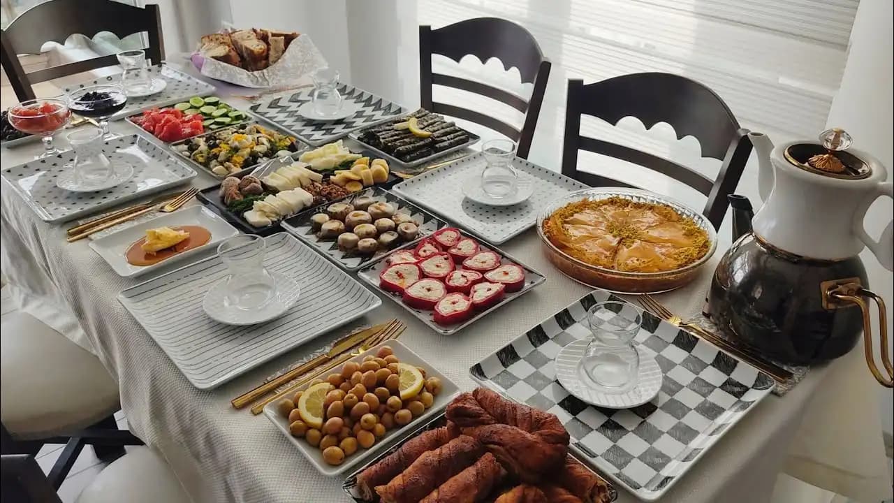 Misafir Masası Dekorasyonu İpuçları Kalabalık Geceler İçin Estetik ve Fonksiyonel Yaklaşımlar