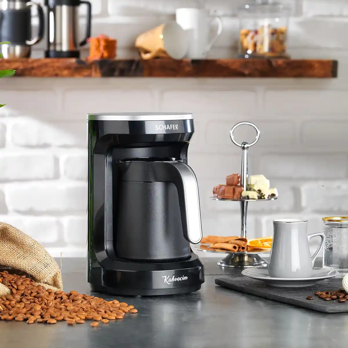 Modern Dekorasyonda Siyah Kahve Makinesi ile Şıklık ve Fonksiyonellik Bir Arada